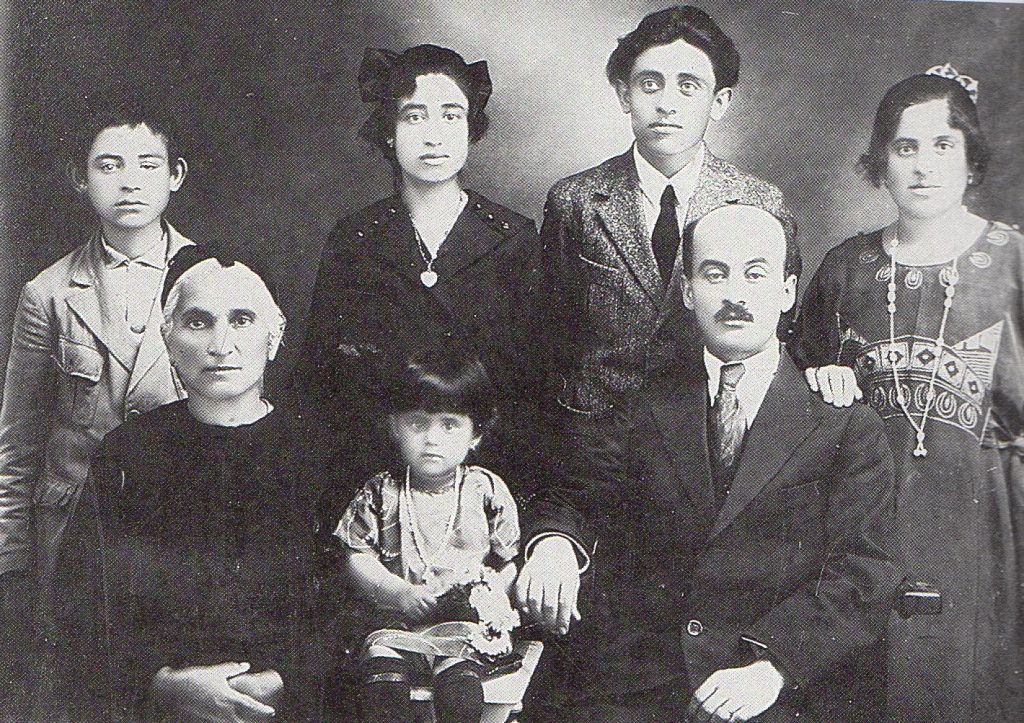 Aleppo_1925_Armenian family