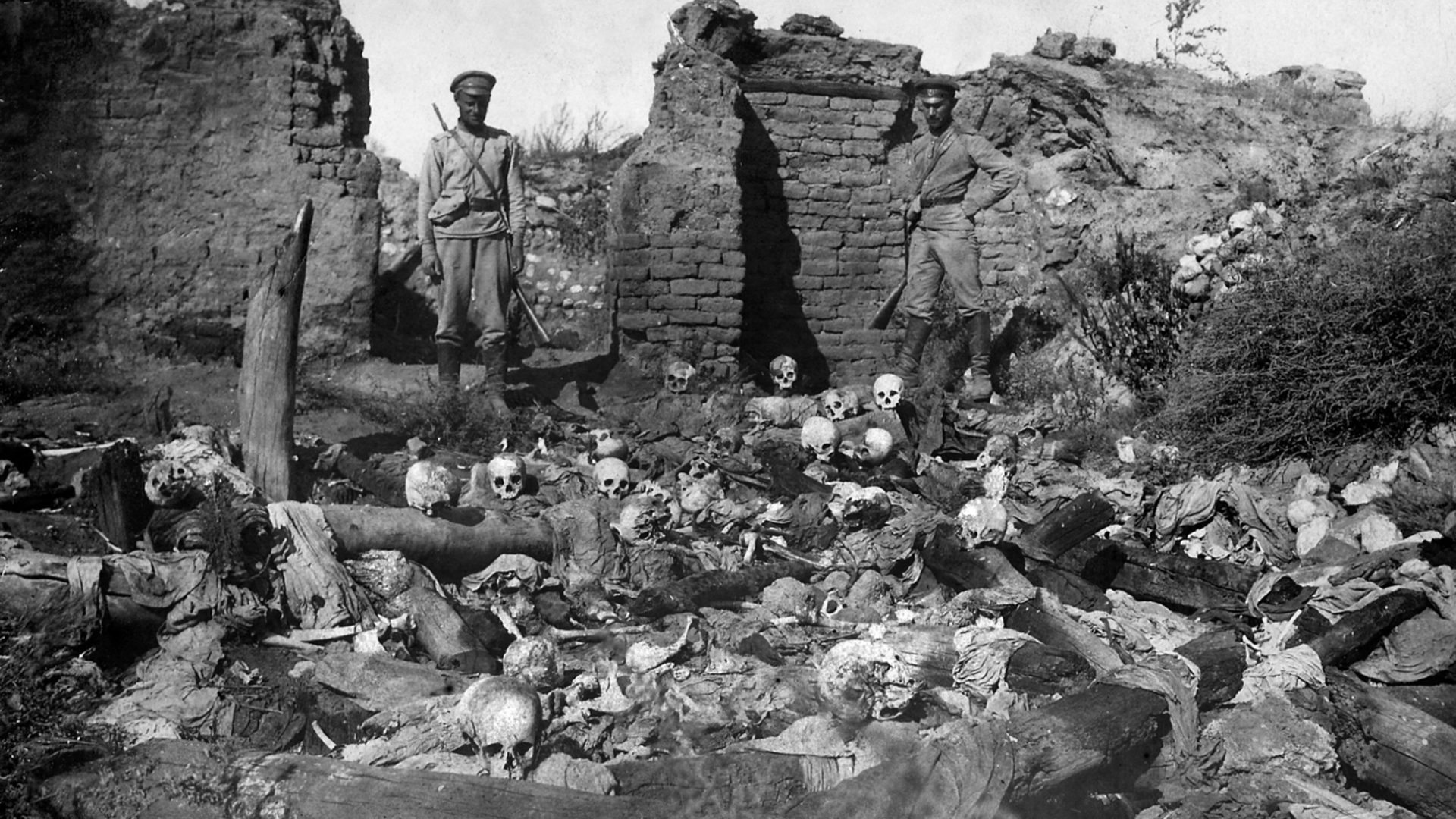 Village Sheikhalan_Bitlis_1915_Russian Soldiers discover skulls of massacred Armenians