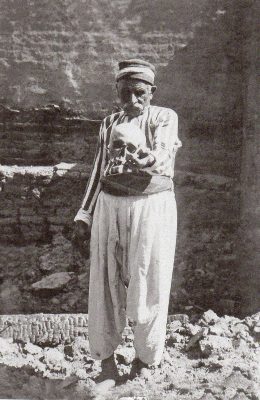 Adana_1909_Armenian_Peasant_With_Skull_of_his_son