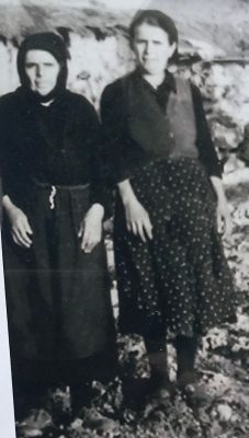 Despina Kastanidou (left) and her daughter Paraskevi Kasapidou (born Kastanidou)