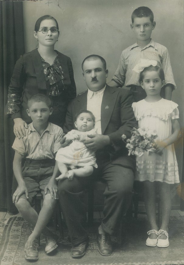 Family of Alexandra and Christos Markopoulos in Kavala (1938)