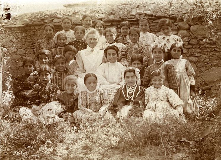 Armenian schoolchildren_Mush_their teachers_Bodil Biørn