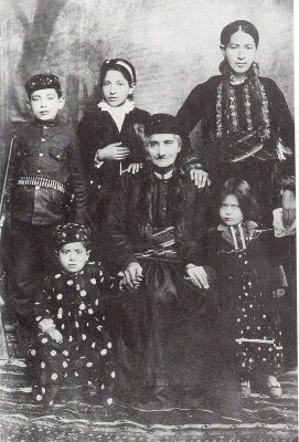 Akn_Egin_1912_Armenian_Family