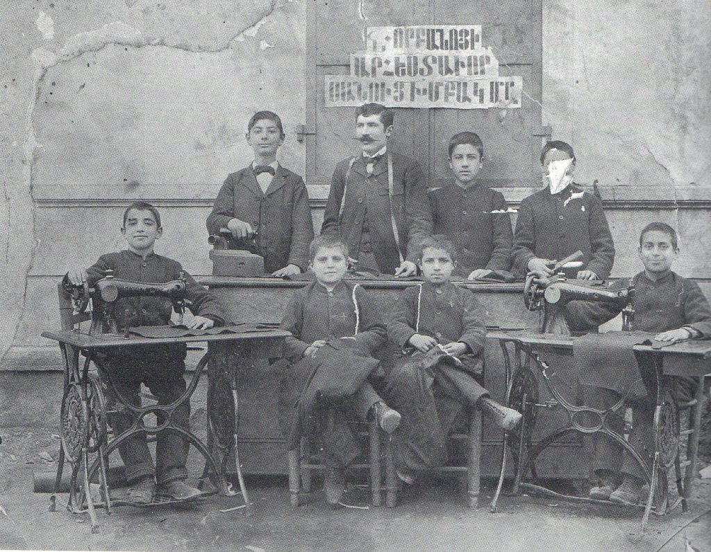 Gürün_1900_Group_of_apprenties_from_the_Armenian_Orphanage