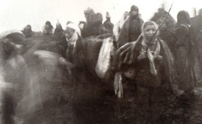 Erzurum_1915_Distribution of Bread_Armenian Deportees