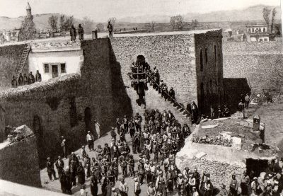Erzurum_Prison_Yard_Armenian prisoners1895